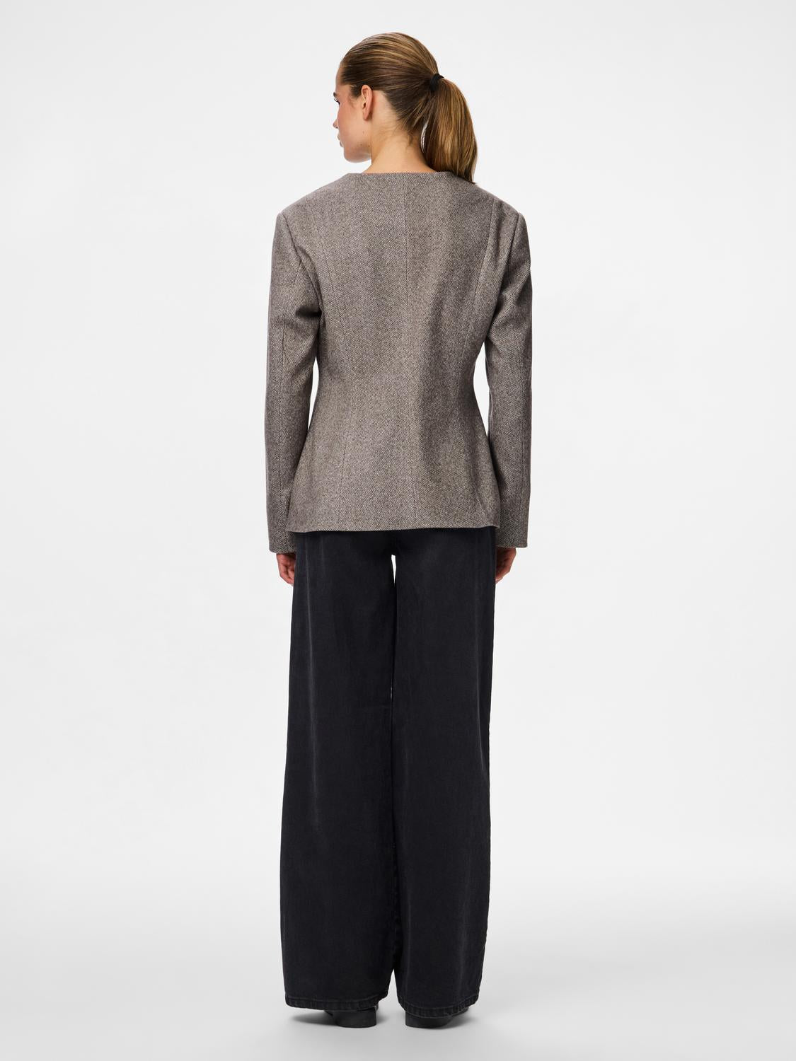 model_shot-back